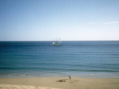 Ein Segelschiff in der Nhe vom Strand