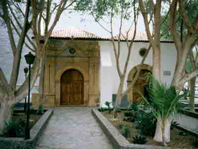 Hauptportal der Kirche in Pjara